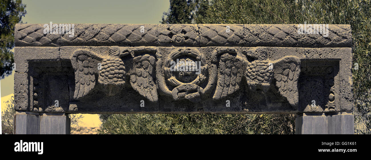 5908. Dintel de 3-4Th. C. Sinagoga de Galilea oriental. Piedras de basalto negro representando dos águilas apoyar una corona Foto de stock