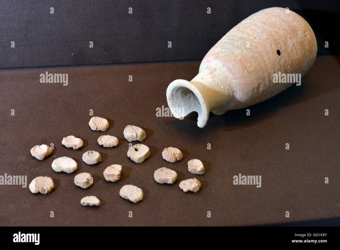 Clay bullae inscription hebrew fotografías e imágenes de alta