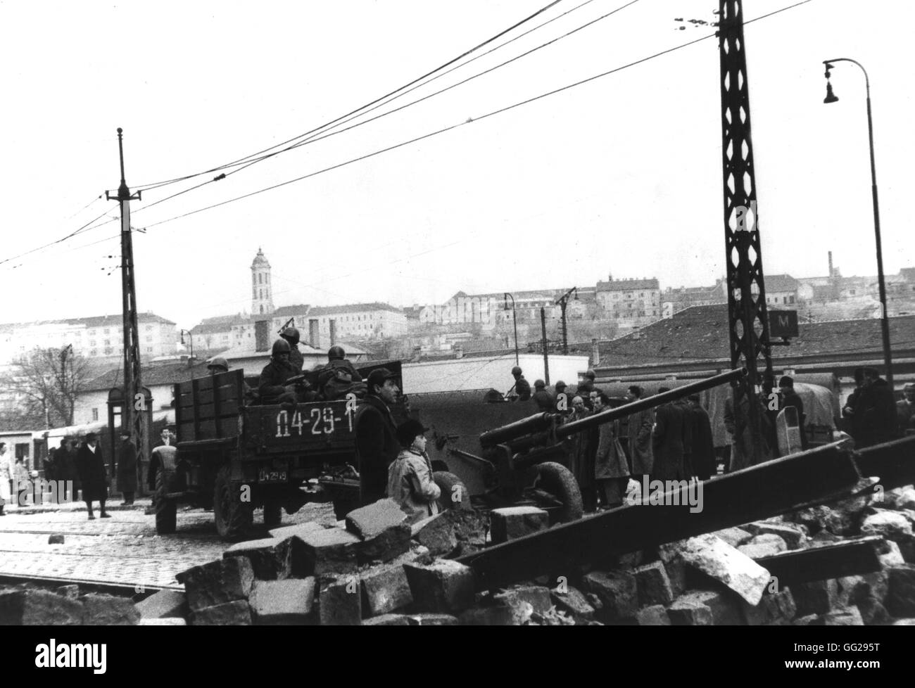 Budapest, Federación de camión que transportaba soldados armados y una pistola de 1956 Hungría - levantamiento húngaro de 1956 National Archives - Washington Foto de stock