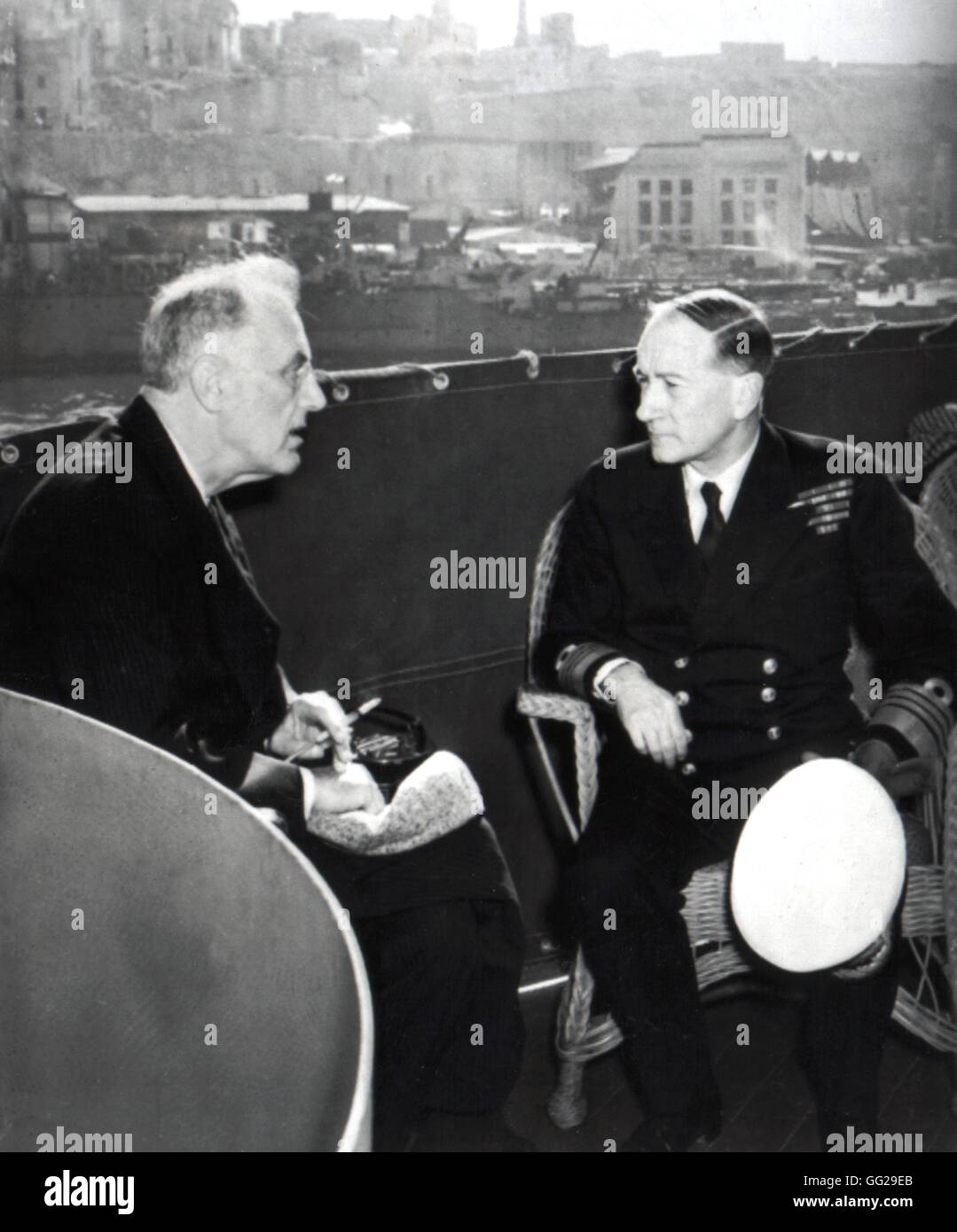 Conferencia de Yalta (Crimea). Roosevelt y Sir Andrew Cunningham rumbo a Yalta. Febrero de 1945 La II Guerra Mundial la foto del Ejército de EE.UU. Foto de stock
