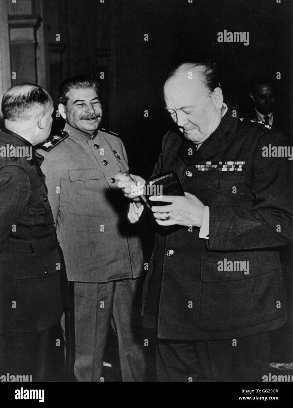 Conferencia de Yalta. Stalin y Winston S. Churchill durante un descanso de febrero de 1945 - Segunda Guerra Mundial U.S.S.R Foto de stock