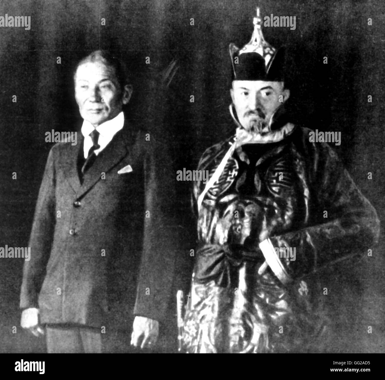 El Embajador de Mongolia celebra en Moscú por el comisario del pueblo Chicherin (a la derecha, vestida con el traje nacional de Mongolia ofrecido por el presidente ruso) de 1924, la URSS Foto de stock