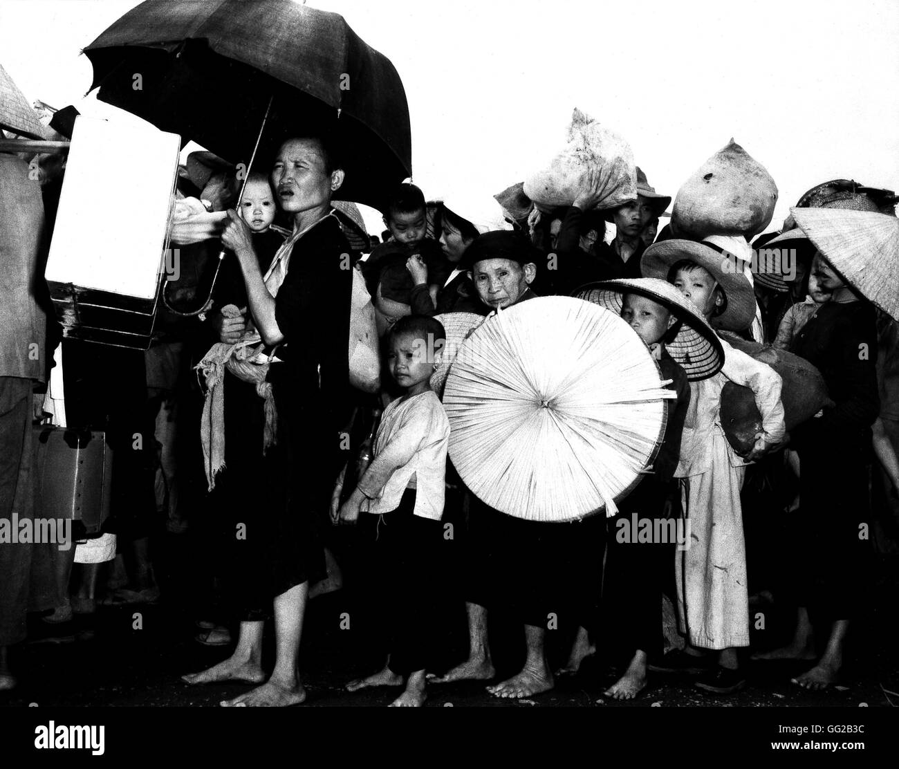 Los refugiados vietnamitas antes de su embarque en un buque norteamericano durante la operación "Pasaje a la libertad" de octubre de 1954 la guerra en Indochina, Los Archivos Nacionales, en Washington Foto de stock