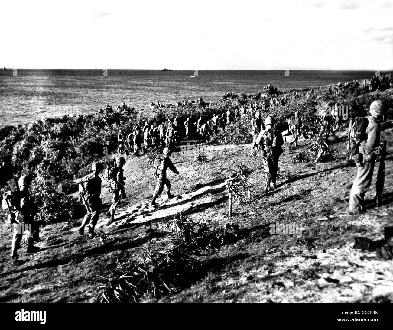 La guerra en el Pacífico. Las tropas de la Marina de EE.UU. en Agunajima (30 millas al oeste de Okinawa) de julio de 1945 Japón: La II Guerra Mundial los archivos nacionales, en Washington Foto de stock