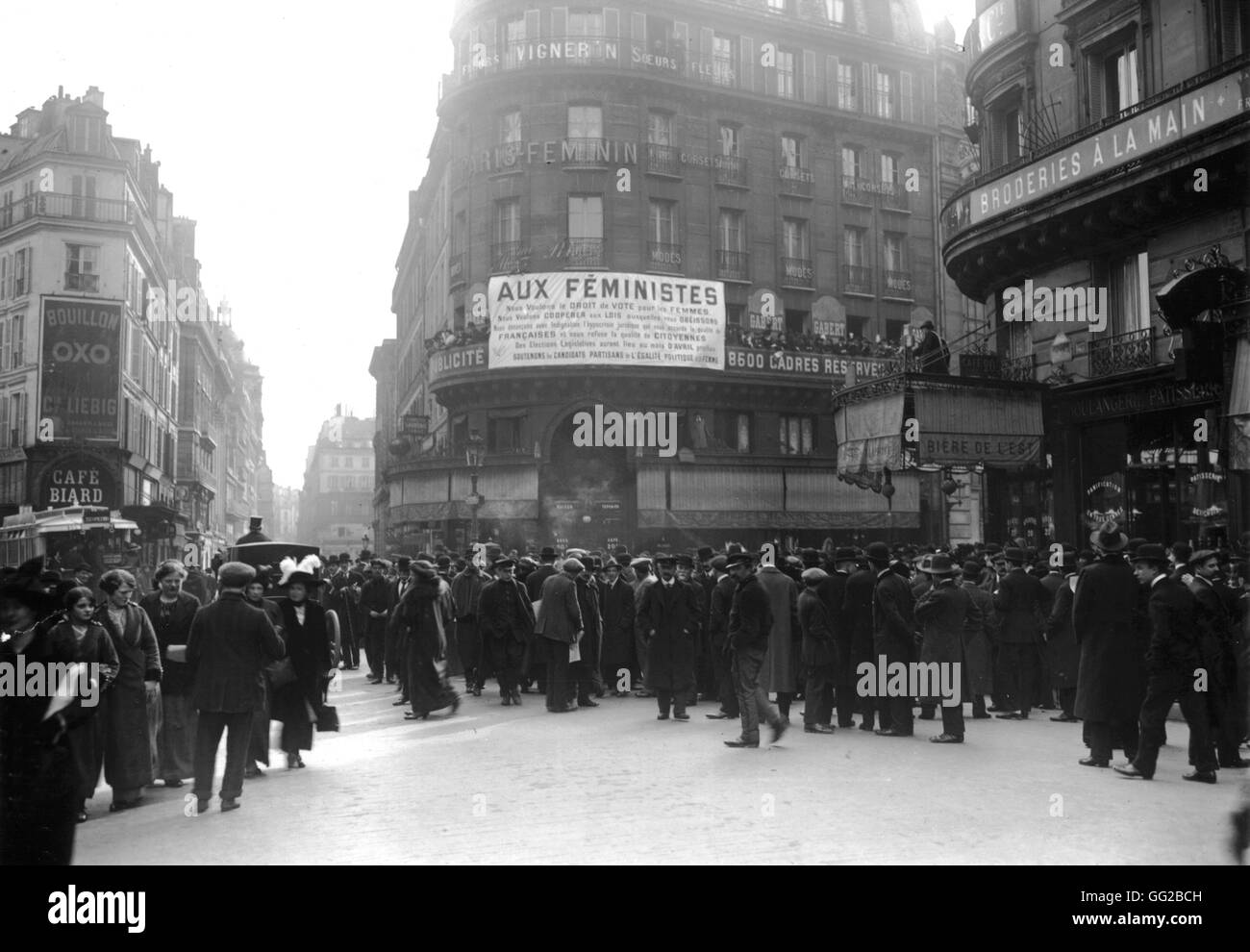 Suffragette reunión rue Montmartre en París antes de las elecciones legislativas. Marzo 29, 1914 París, Bibliothèque Nationale de France Foto de stock