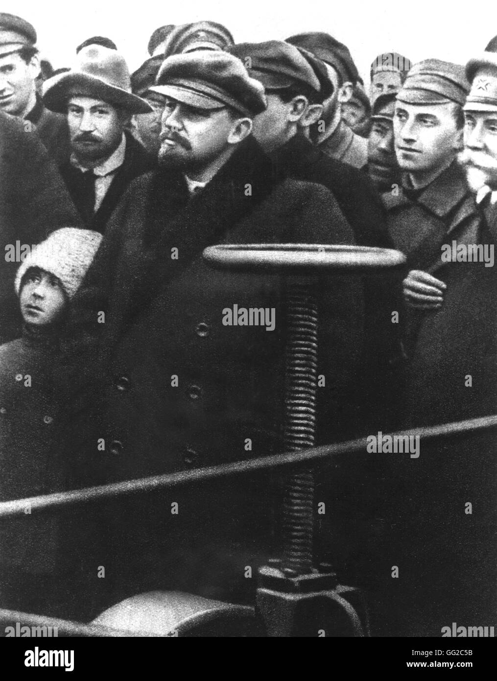 Lenin mirando el primer arado eléctrico, fabricado en la URSS por la estación experimental del Instituto zootécnico de Moscú, el día que es probado en la Academia Agrícola Timiryazev, 22 de octubre de 1921 la URSS Foto de stock