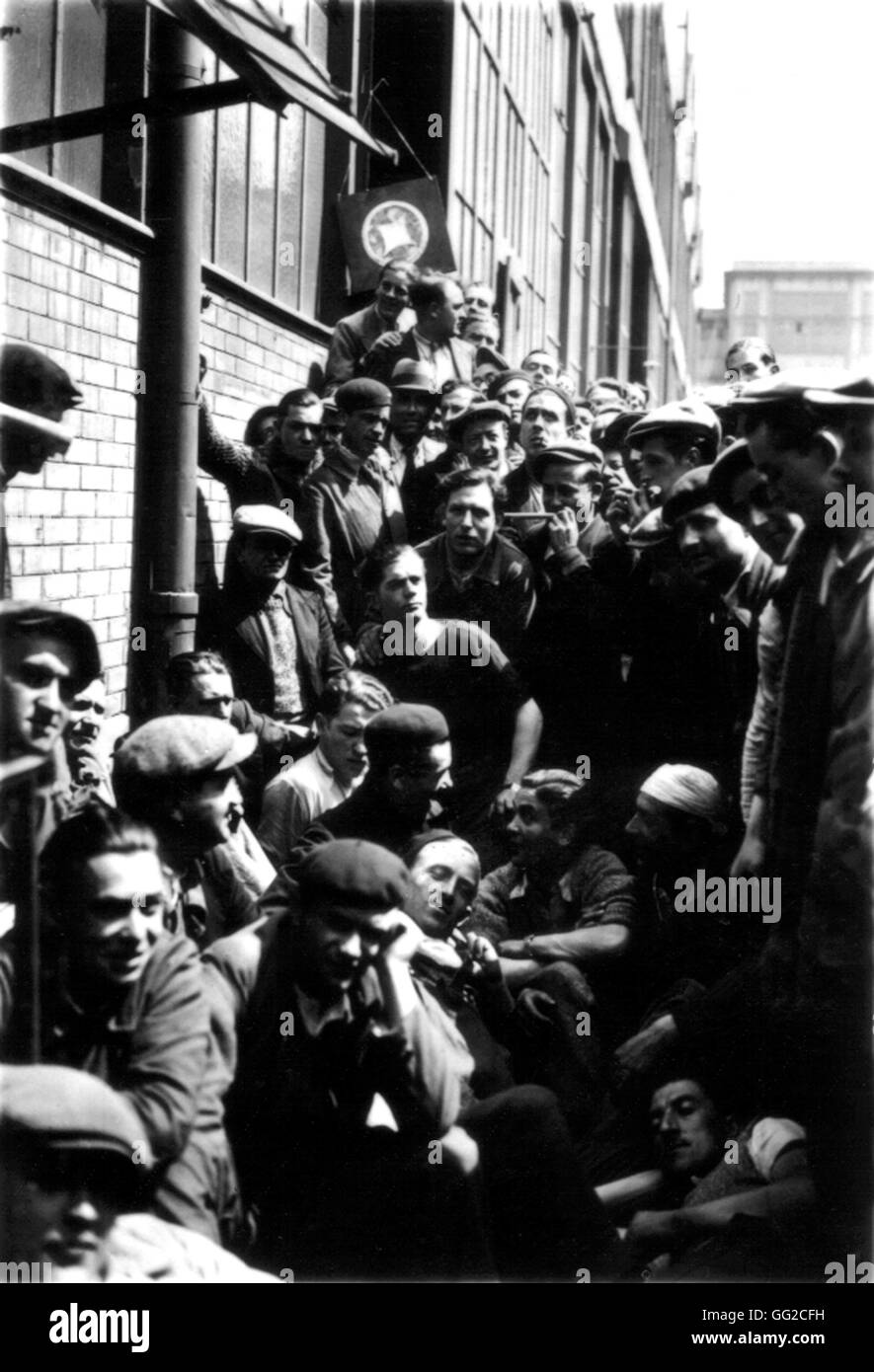 Durante la huelga, los trabajadores de escuchar música en las fábricas , 1936 Muchos trabajadores están en huelga desde el ascenso al poder del Frente Popular en Francia. Foto de stock