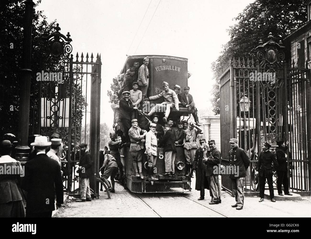 Los soldados van a celebrar la victoria, Versalles, de julio de 1919 Francia, la I Guerra Mundial Foto de stock