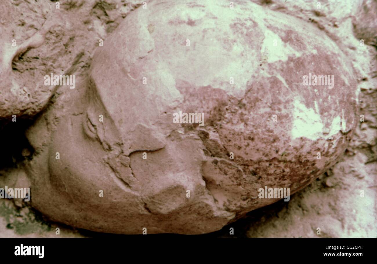 Cráneo hallado en Jericó, en el que se modelan las características (con yeso) del hombre vivo VII A.C. Mesopotamia. Foto de stock