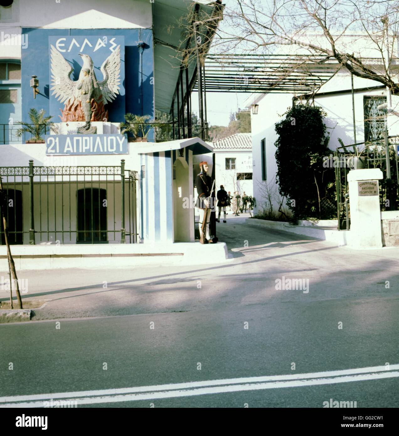 Atenas, en la pared, un cartel simbolizando el régimen de los Coroneles en Grecia 1972 Fotografía: Grivas Foto de stock