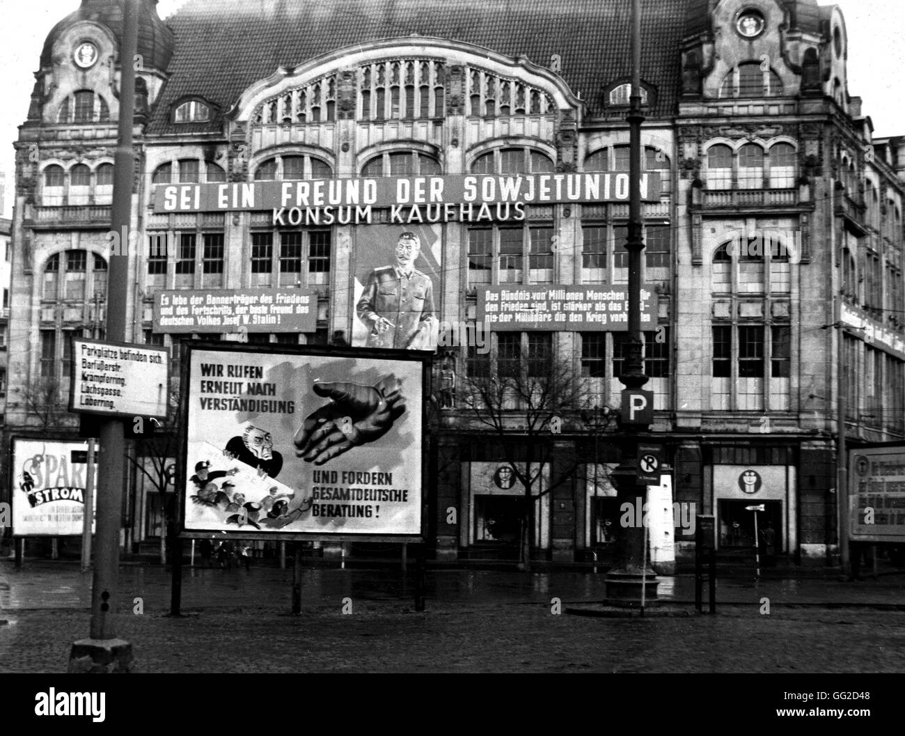Berlín oriental: propaganda en la zona soviética c.1950 La República Democrática Alemana (RDA) Foto de stock