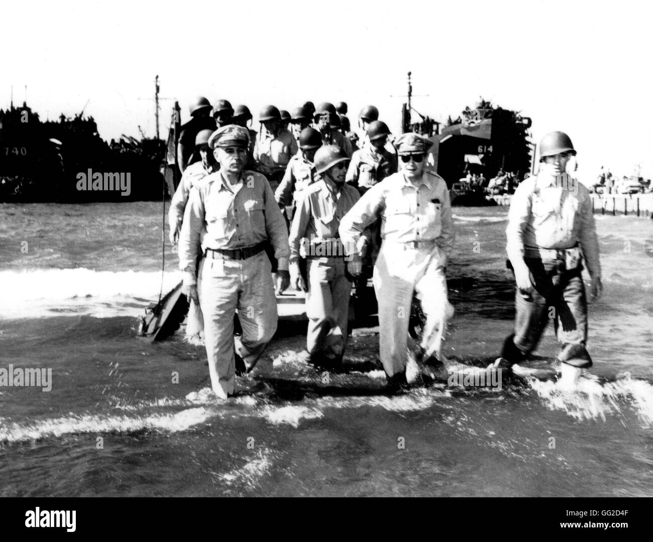 La Guerra del Pacífico: el General MacArthur después del desembarco en el Golfo de Lingayen, Filipinas en enero de 1945 Estados Unidos - Segunda Guerra Mundial Narional archives. Washington Foto de stock