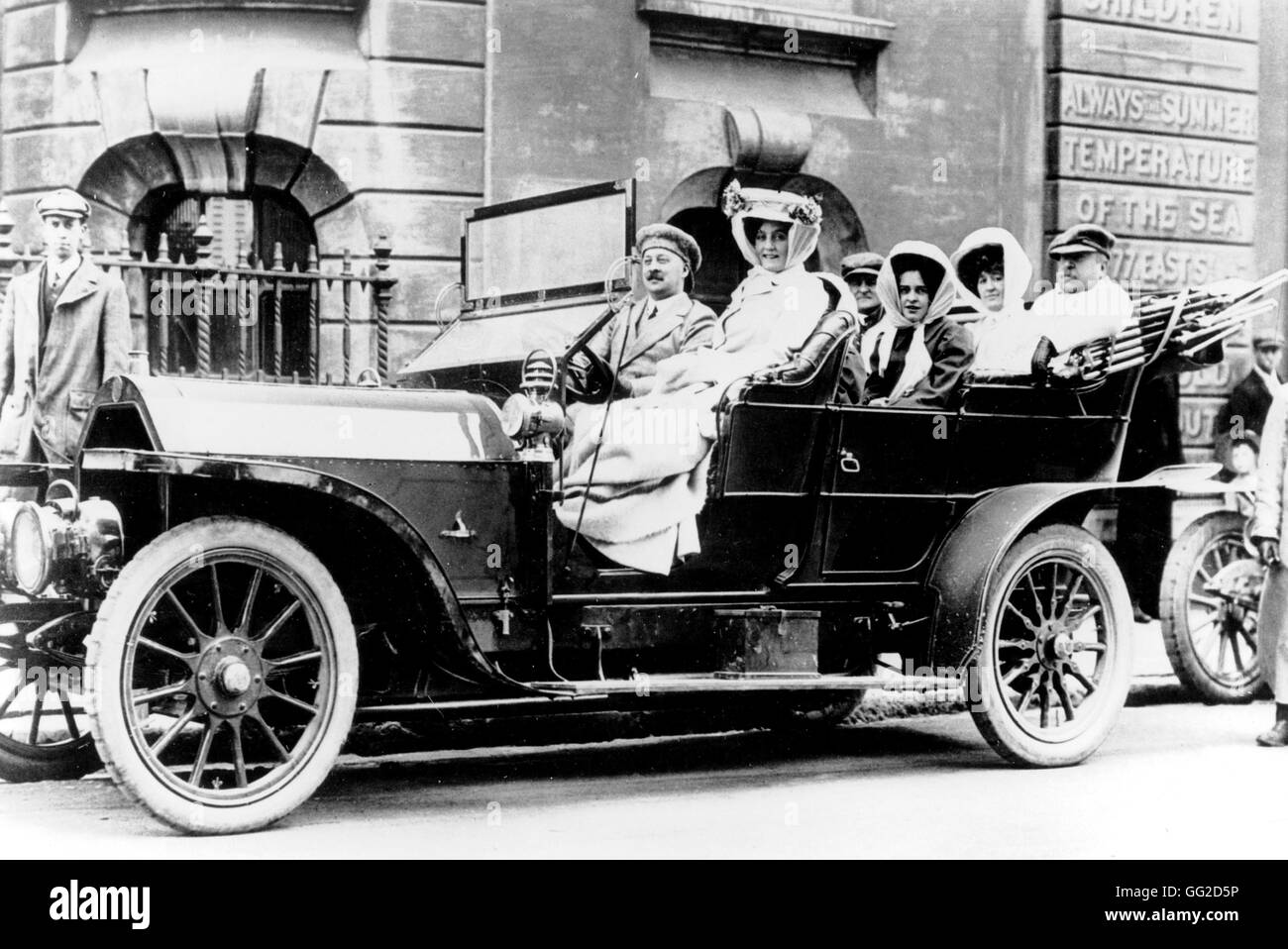 Inauguración del Club de automóviles que va a Brighton Miss E. Greene y el Sr. Huntley Walker y el modelo de seis cilindros, el 9 de junio de 1907 Inglaterra Foto de stock
