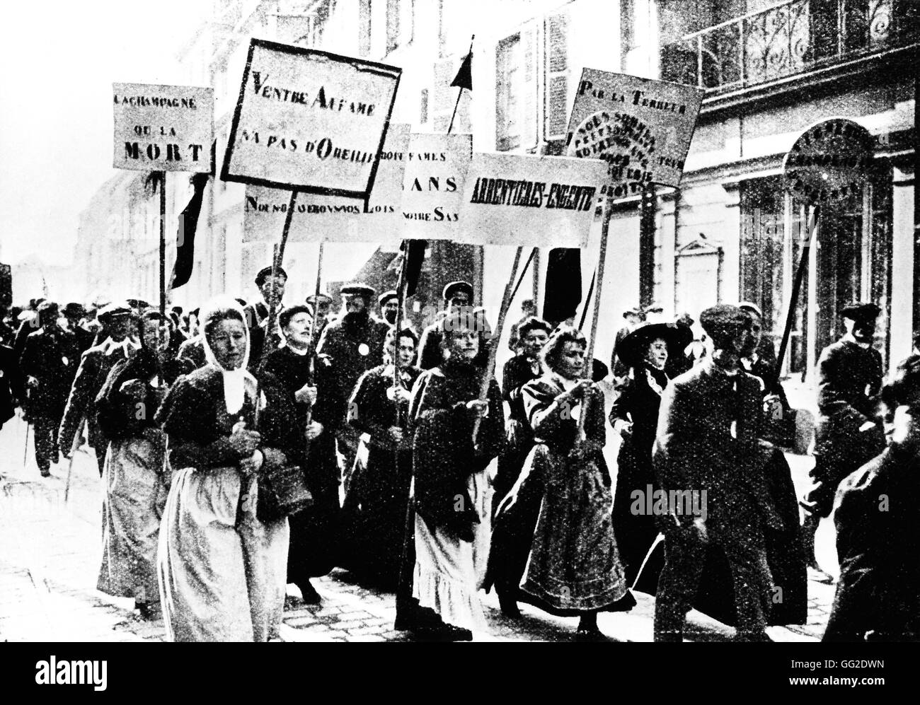 Vino la crisis en la región de Champagne. Las mujeres manifestaban 1911 Francia Foto de stock