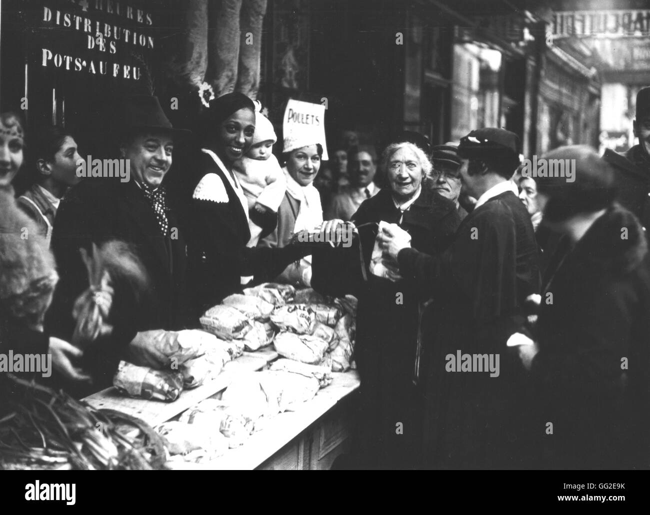 Durante la crisis, Joséphine Baker ayudando con la distribución de alimentos de productos Francia, octubre de 1932 Foto de stock