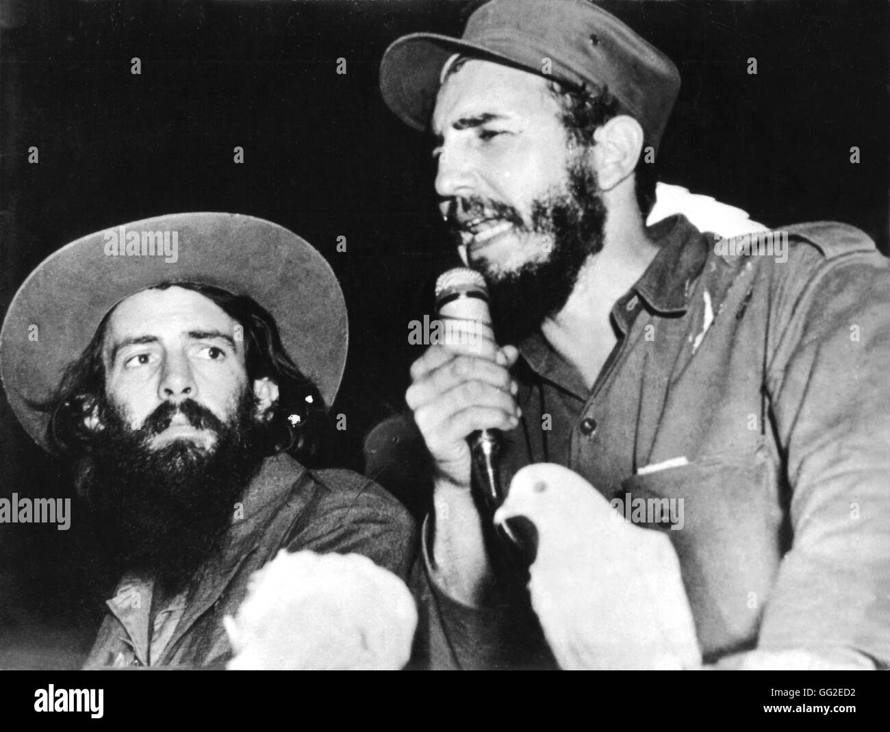 Fidel Castro y Camilo Cienfuegos tras la toma de poder de 1959 Cuba Foto de stock