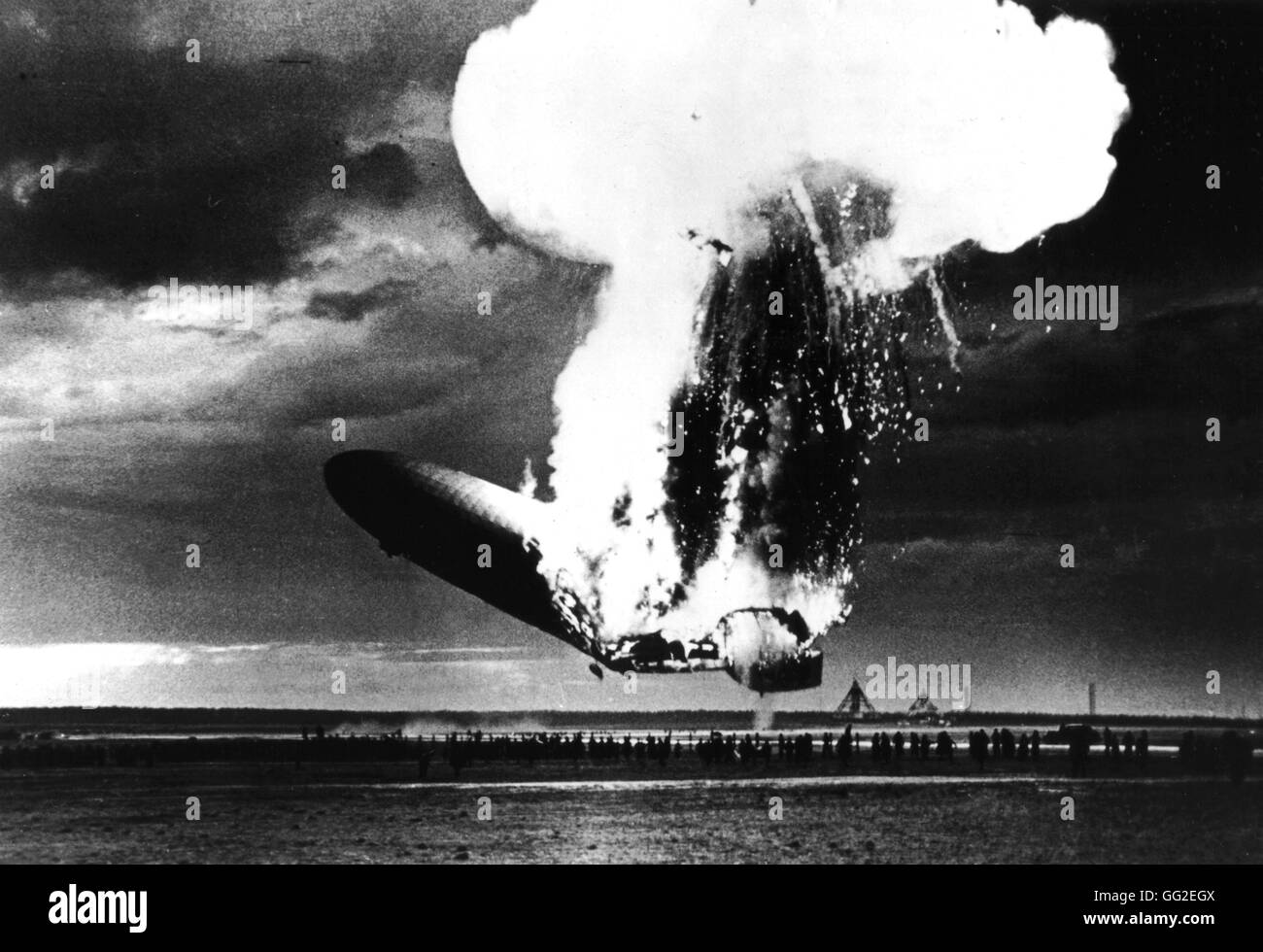 Explosión del dirigible "Hindenburg" 6 de mayo de 1937 Alemania Archivos Nacionales. Washington Foto de stock