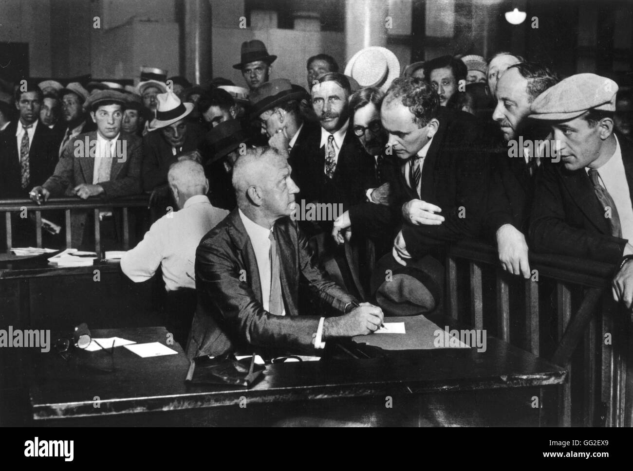 Oficina de empleo lleno de hombres buscando trabajo c.1930 Estados Unidos archivos nacionales. Washington Foto de stock