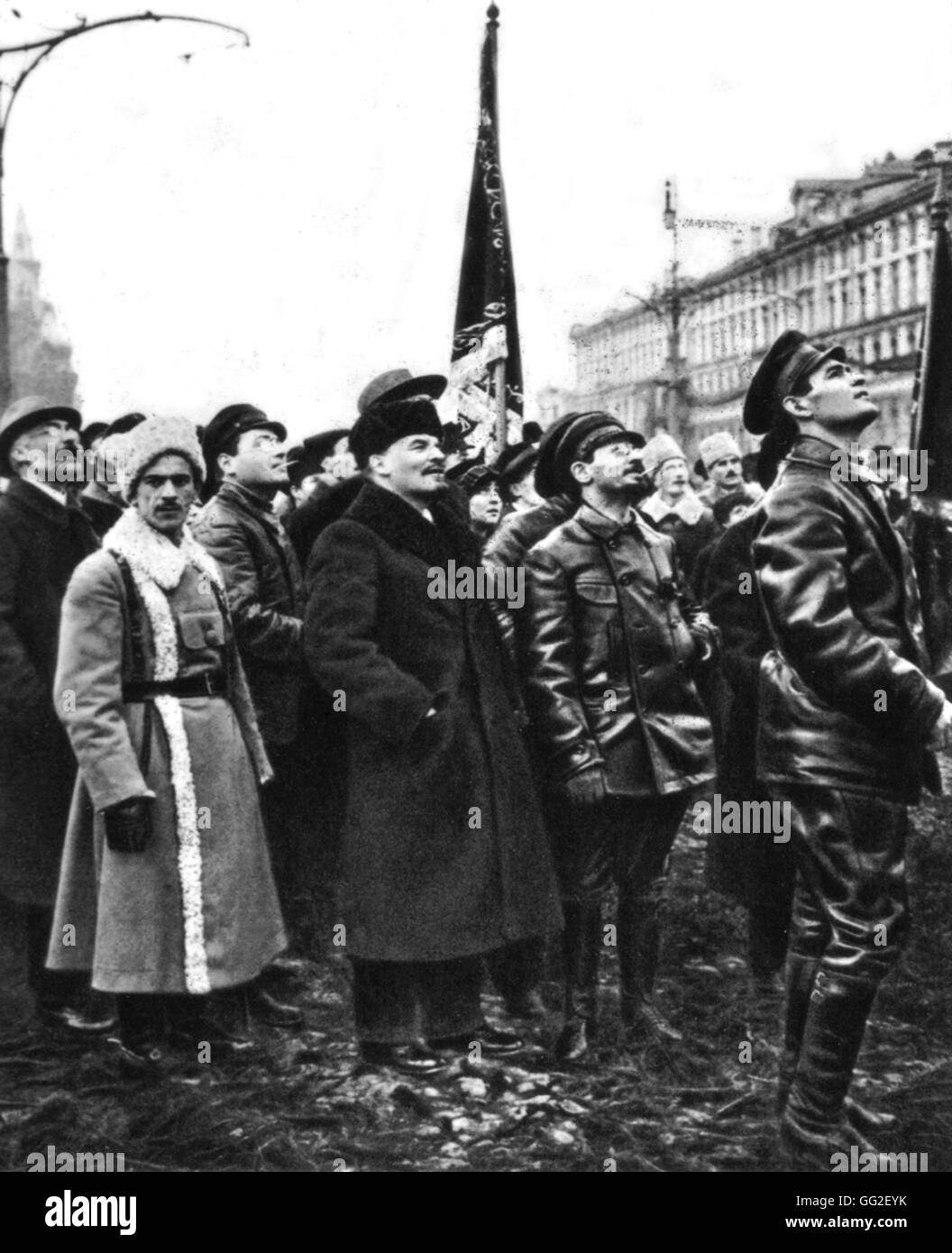 Moscú. Lenin y Sverdlov delante del monumento provisorio a Karl Marx y Friedrich Engels, que acaba de ser presentado el 7 de noviembre de 1918, la URSS Foto de stock
