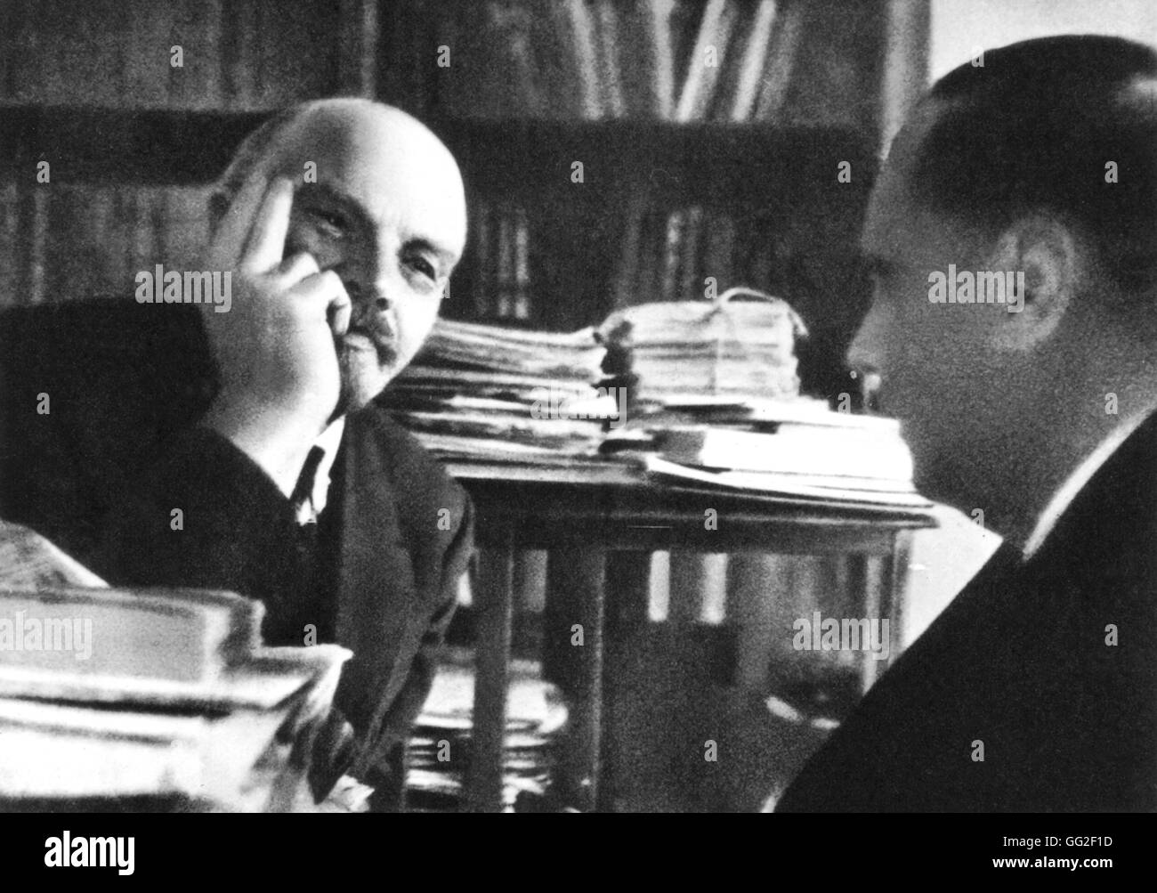 Moscú. Lenin hablando con Herbert Wells en su oficina en el Kremlin de octubre de 1920 la URSS Foto de stock