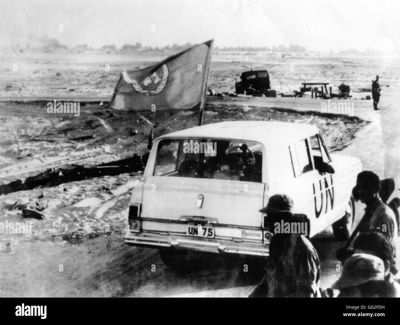 Un vehículo de las Naciones Unidas pasando las tropas israelíes nearQuantara en la orilla oriental del Canal de Suez. Un observador de la ONU fue publicada en ambos lados del canal para supervisar la cesación del fuego entre Israel y la República Árabe Unida 1956 Egipto - crisis del Canal de Suez Foto de stock