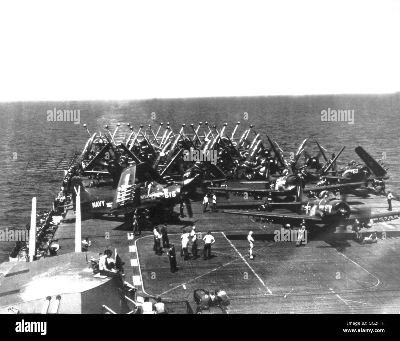 En la cubierta del buque norteamericano "Philippine', los aviones armados con cohetes y bombas, esperar la señal de partida. El 18 de septiembre de 1950, Guerra de Corea National Archives - Washington Foto de stock