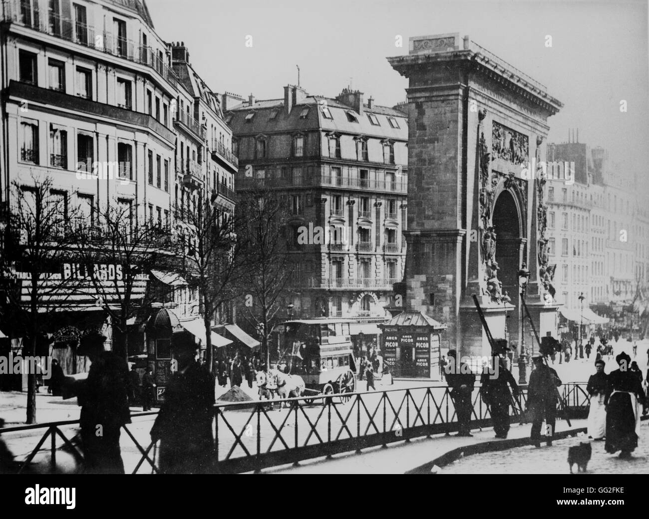 La Porte Saint-Denis, en el cruce de Rue du Faubourg Saint-Denis y los bulevares de París ("Grands Boulevards'). 1900 Foto de stock