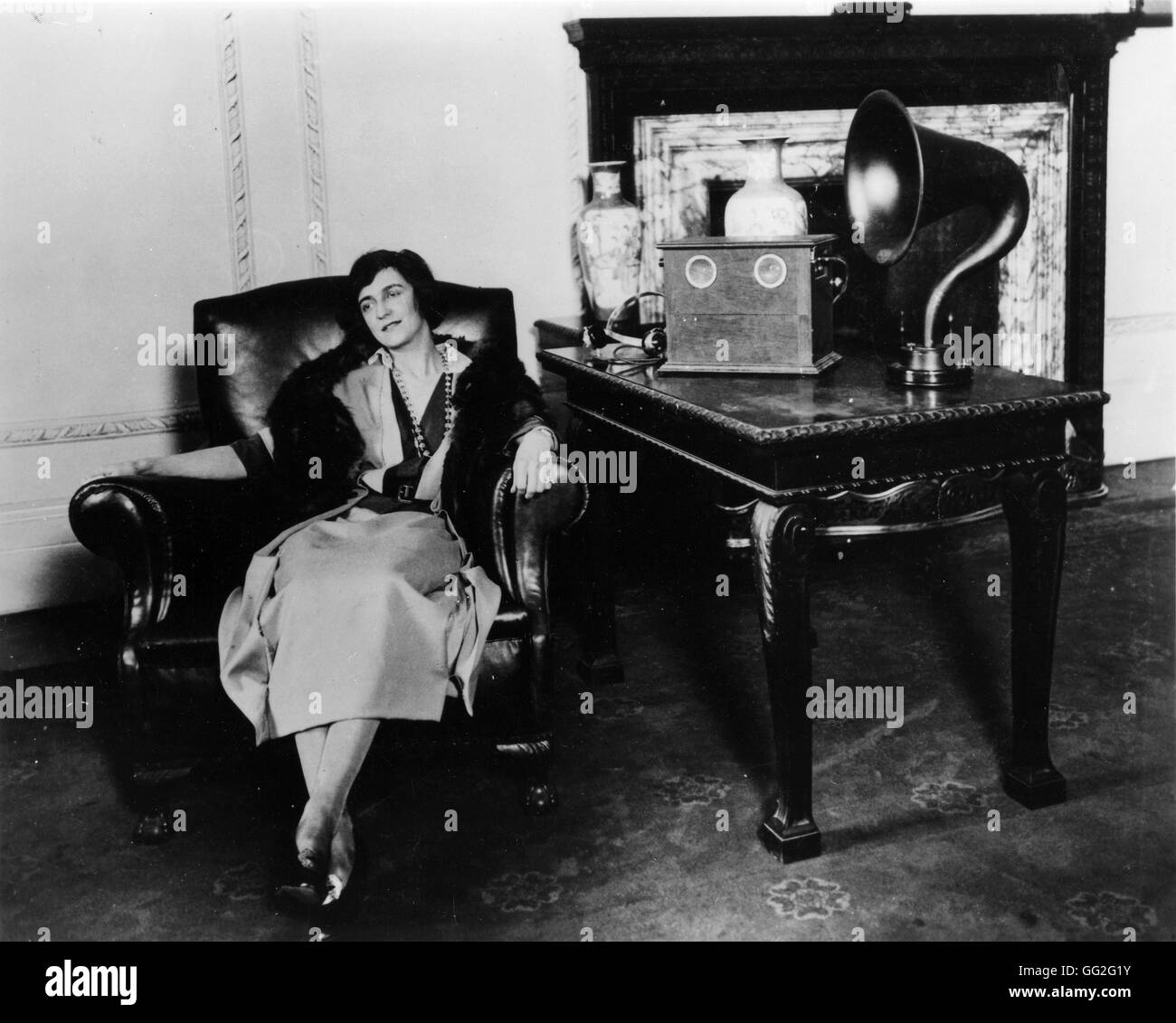 Mujer escuchando un altavoz Marconi 1922. Fotografía. Foto de stock