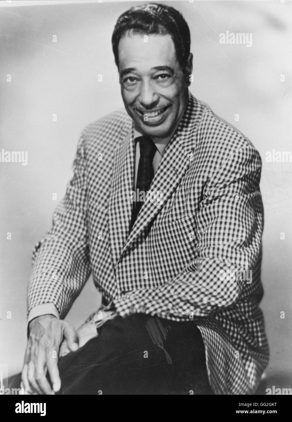 Duke Ellington, tres cuartos de longitud retrato fotográfico por James J. Kriegsmann. c.1963 Foto de stock