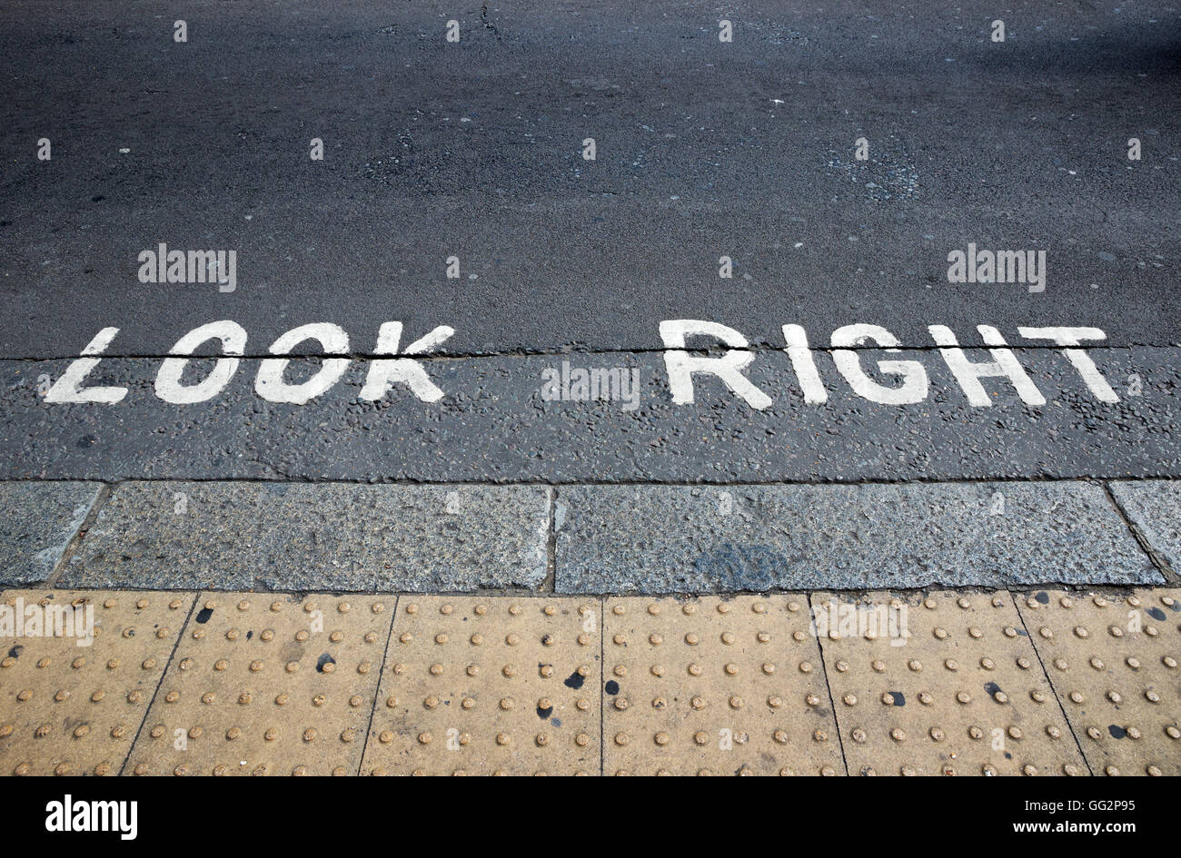 Advertencia de mirar hacia la derecha en un cruce de peatones en una calle de Londres. Foto de stock