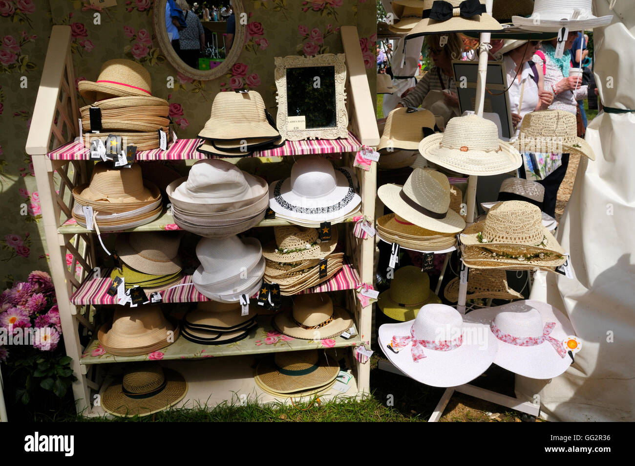 Sombreros sombrero sombrero de sun stand hatstands hatstand gorros para el  sol Protección solar de ala ancha rebosado Fotografía de stock - Alamy