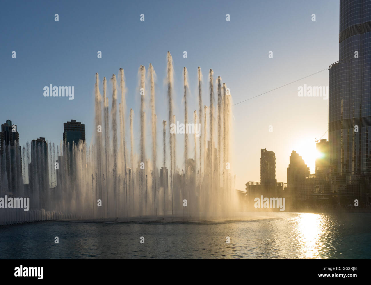 Hermoso espectáculo de agua fuera del Burj Khalifa en Dubai Foto de stock