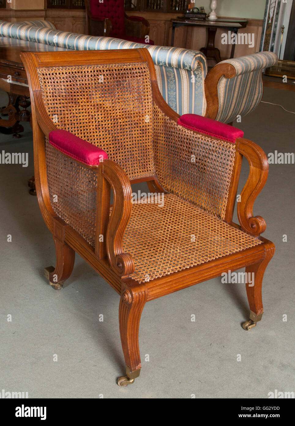 William Trotter Bergere Chair Rosewood Ver GG2YD3 para esta silla con  cojines en su lugar Fotografía de stock - Alamy