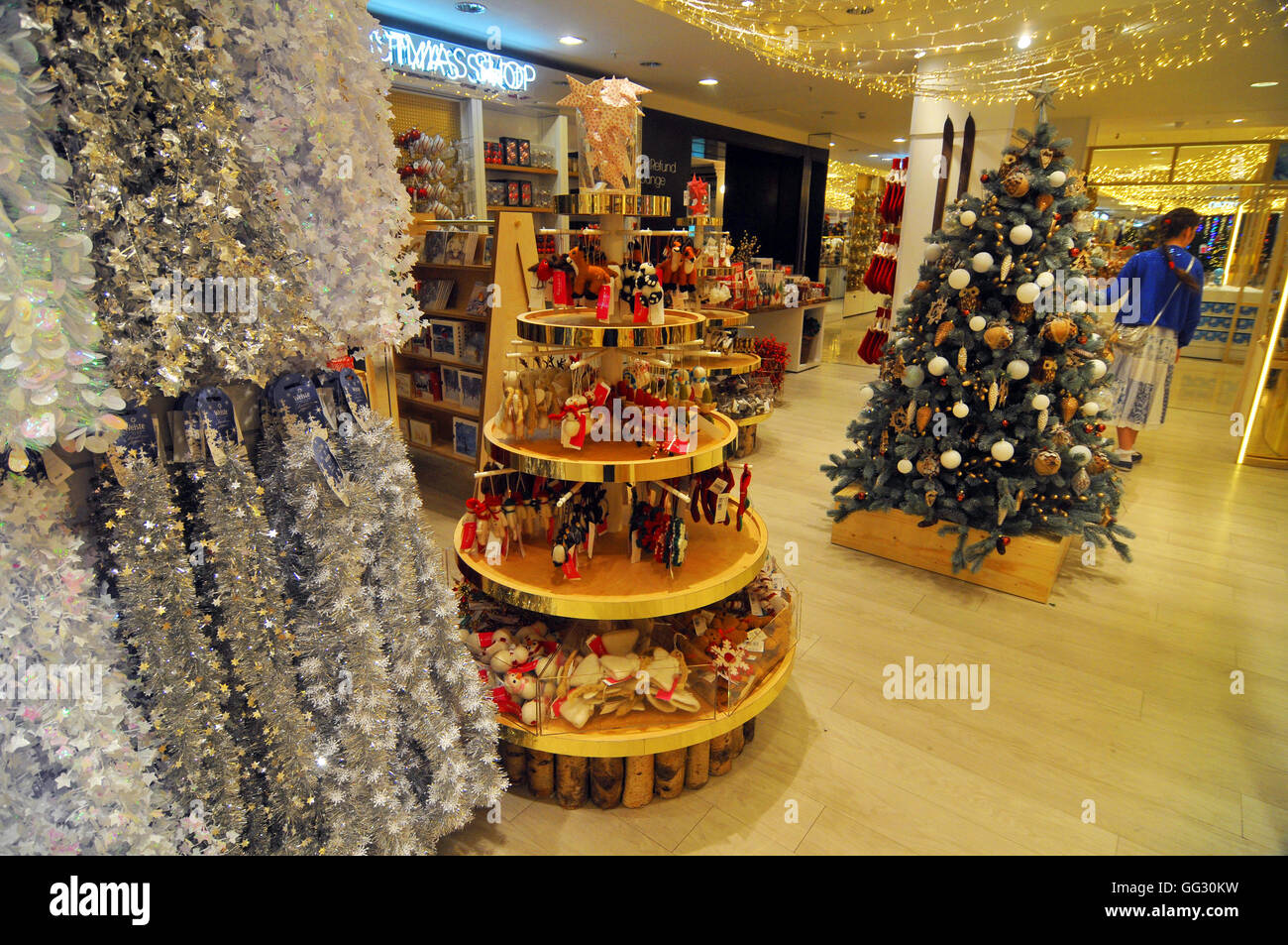 Londres, Reino Unido, 1 de agosto de 2016, los grandes almacenes Selfridges abrir Xmas shop 141 días antes de la Navidad. Foto de stock