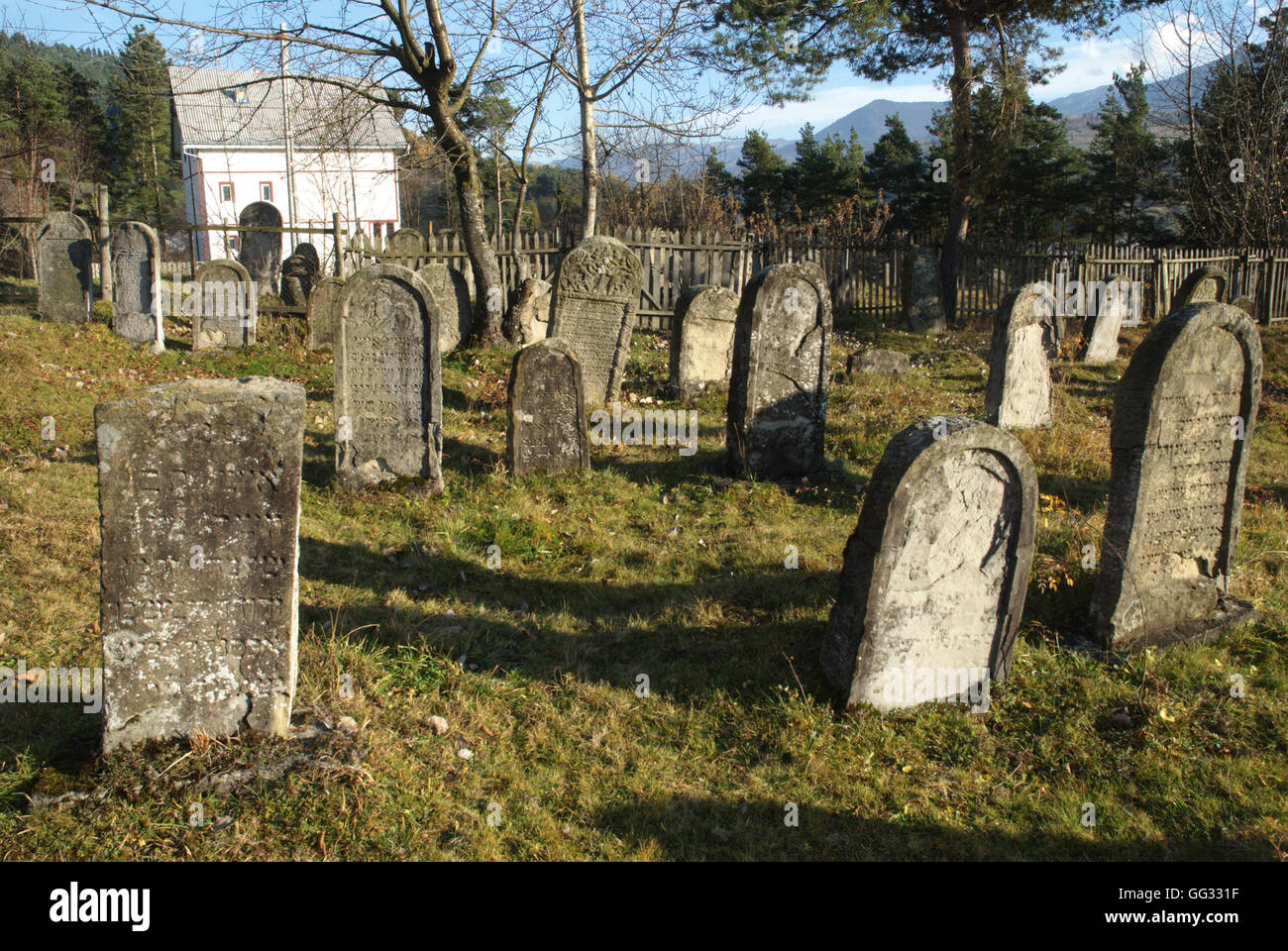 5518. Antiguo Cementerio Judío en Vatra Dornei, Rumania Foto de stock