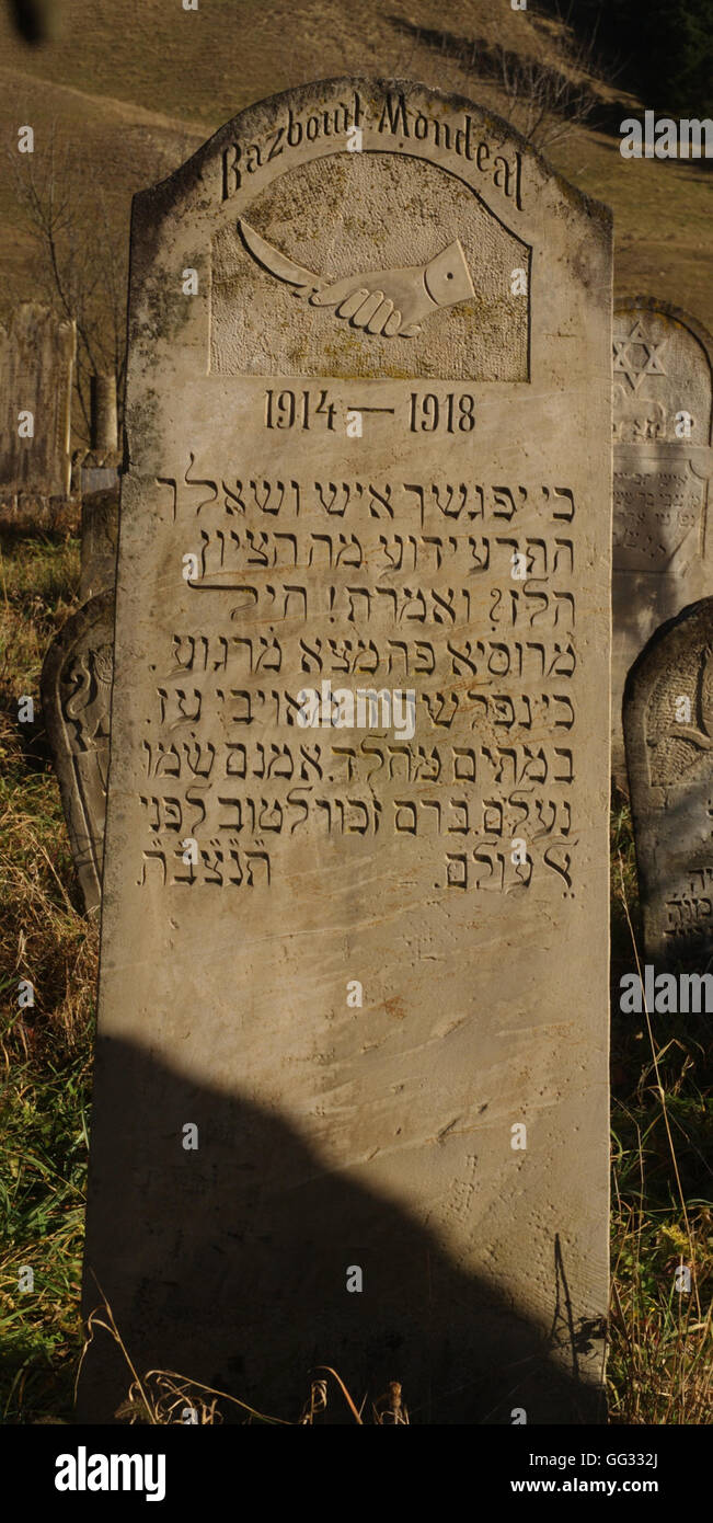 5517. Decorado lápida del antiguo cementerio, fechando de 18-19º C. Gura Humorulu, Rumania Foto de stock