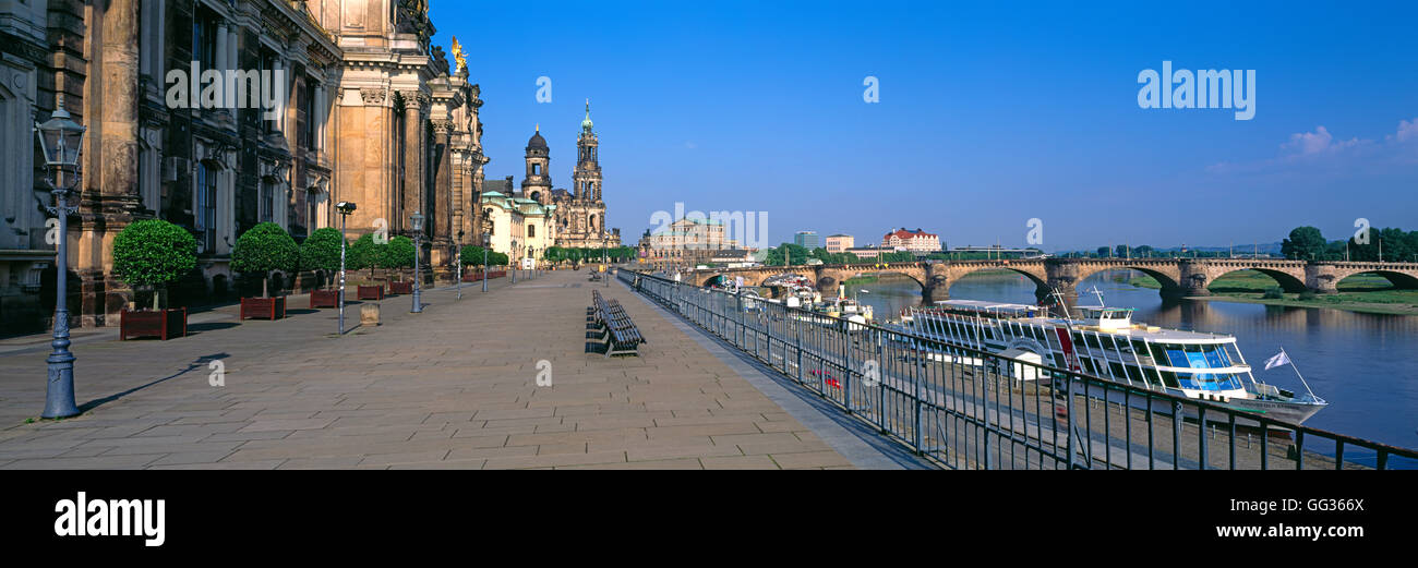 Vista desde la terraza de Brühl hacia Hofkirche y Opera Semper, Dresden, Alemania Foto de stock