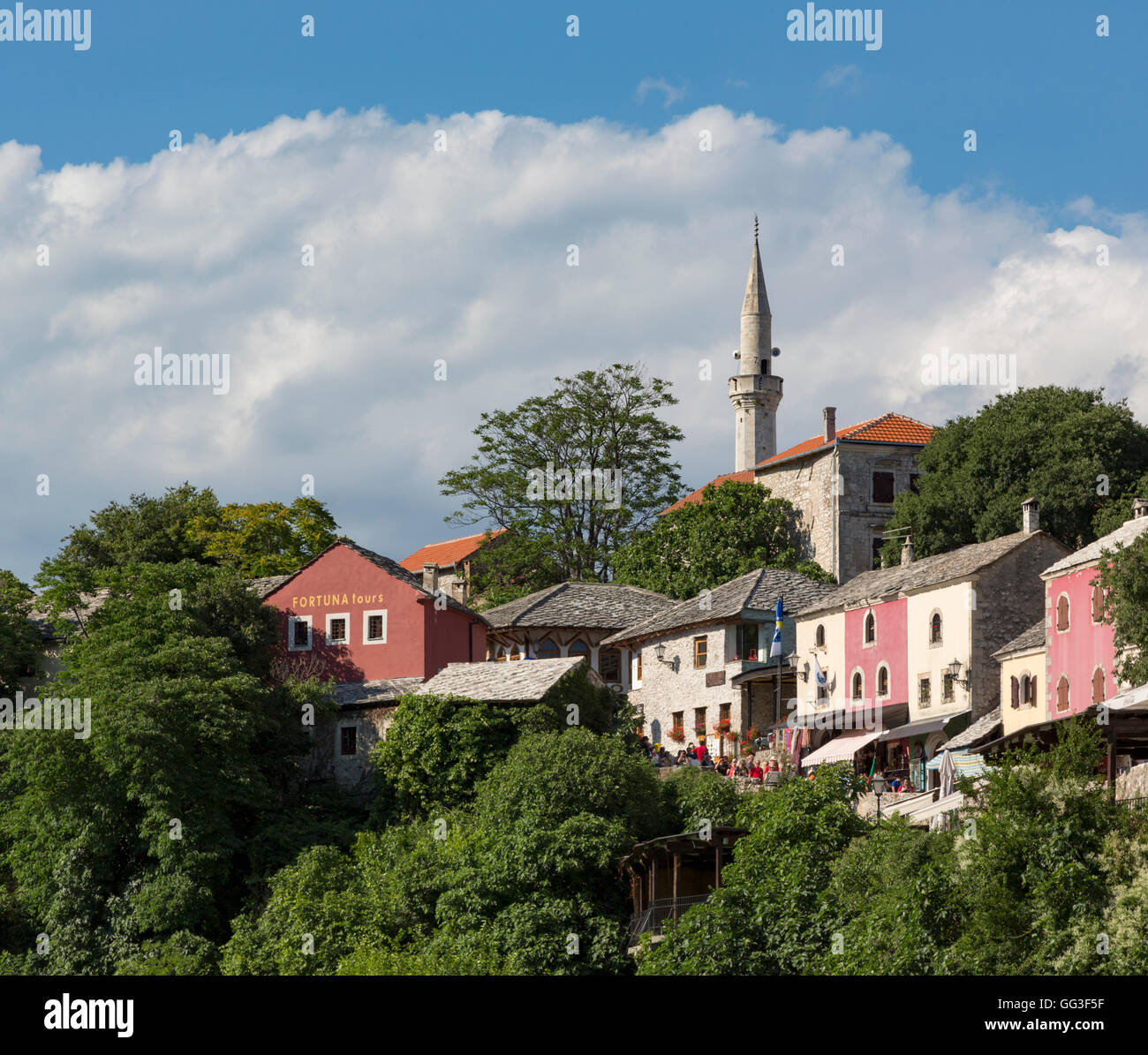 Herzegovina-Neretva, Mostar, en Bosnia y Herzegovina. Casco Antiguo Visto desde el Stari Most, o Puente Viejo. Foto de stock