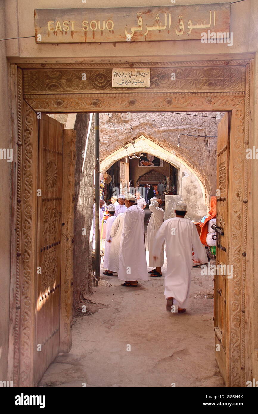 Entrada del Oriente Souq en Nizwa, Old Town Western Hayar, Omán Omán vestidos tradicionalmente los hombres Foto de stock