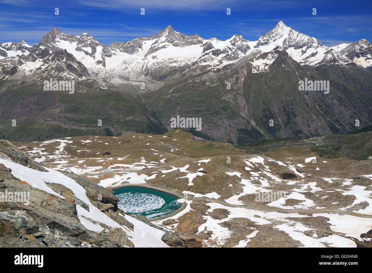 Lago alpino y montañas con nieve, Suiza Foto de stock
