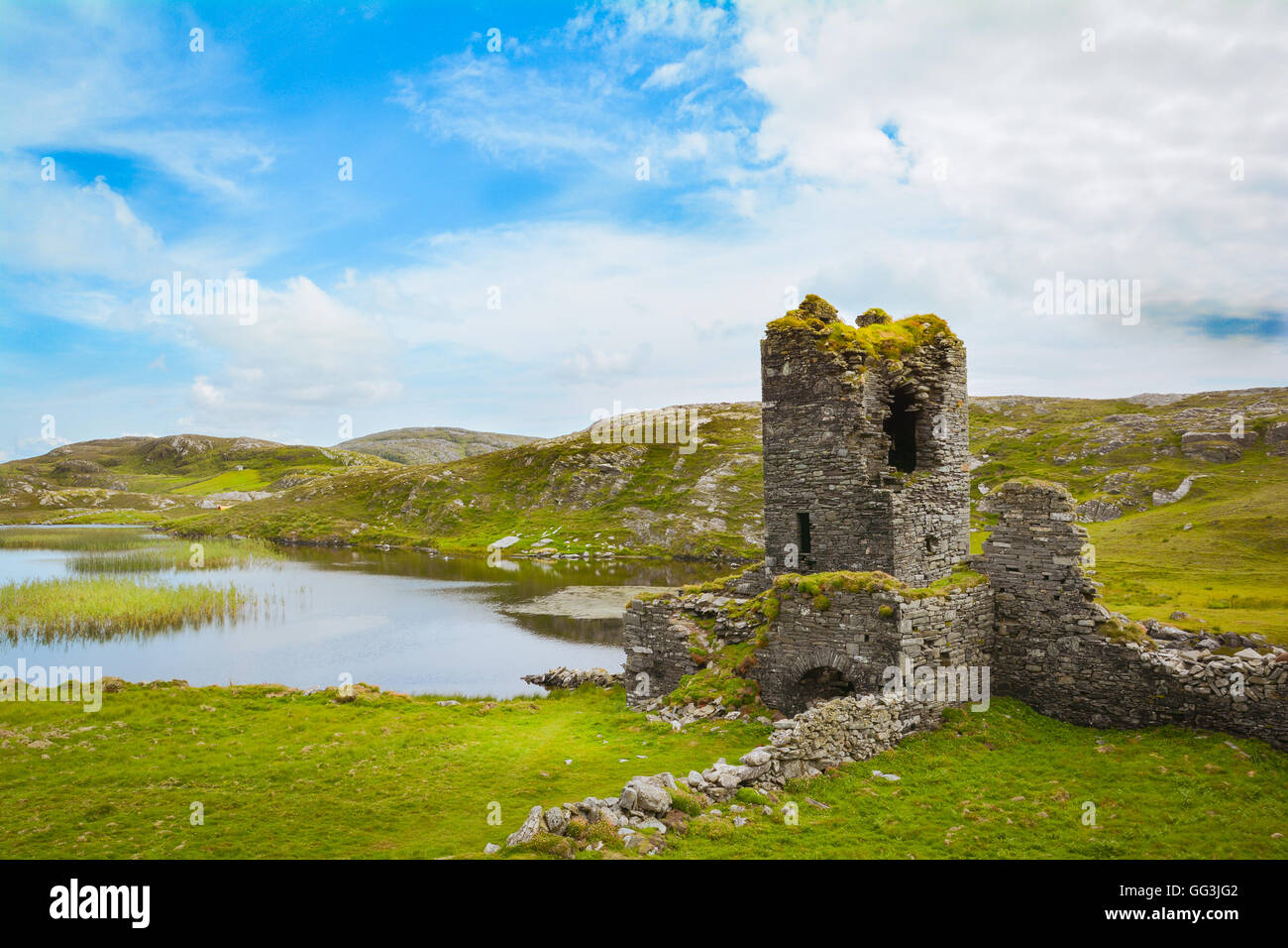 Espectáculo escénico de Dunlough Castillo, también conocido como "Tres Castillos de cabeza", la península de Mizen, Irlanda Foto de stock