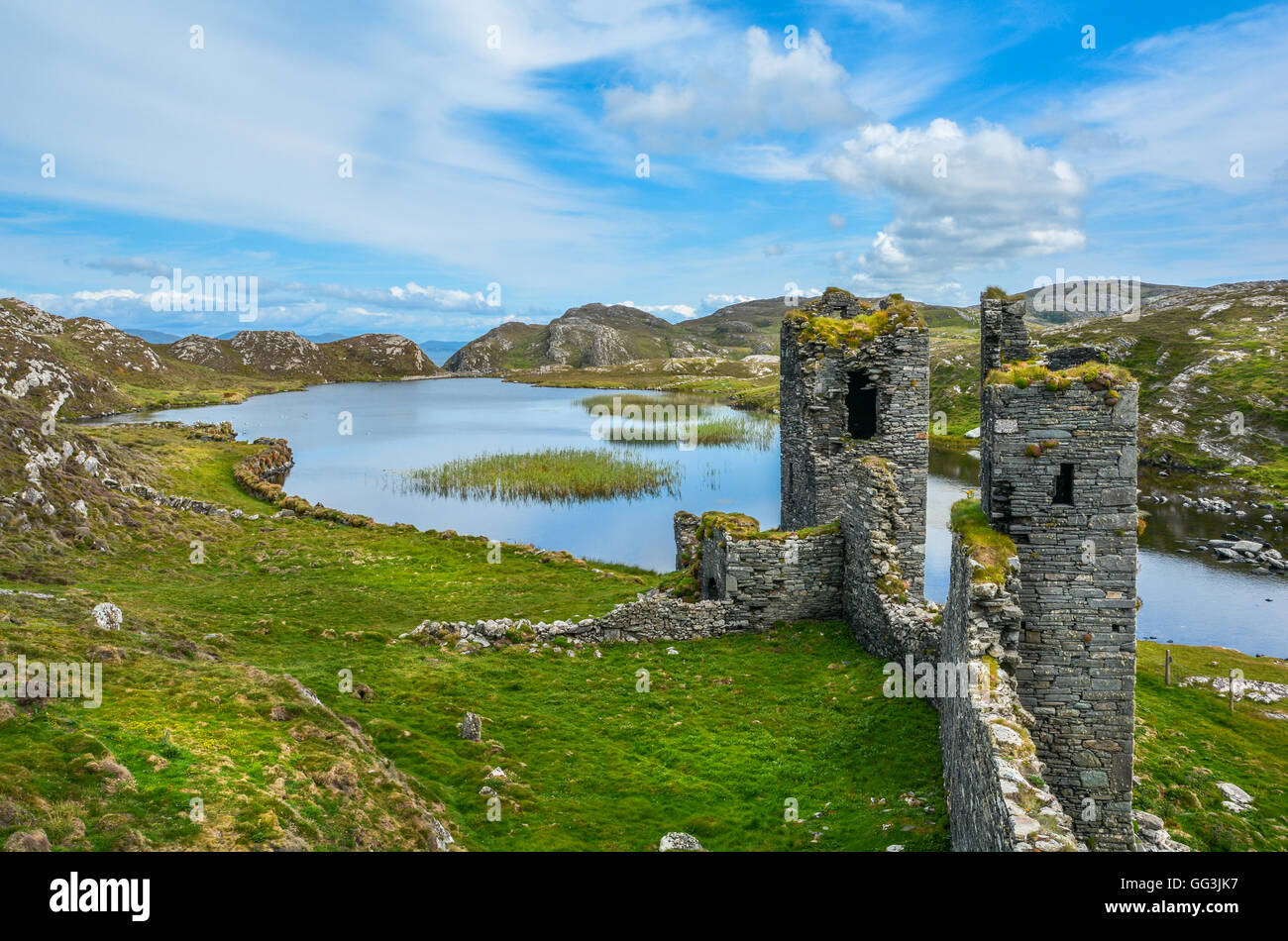 Espectáculo escénico de Dunlough Castillo, también conocido como "Tres Castillos de cabeza", la península de Mizen, Irlanda Foto de stock