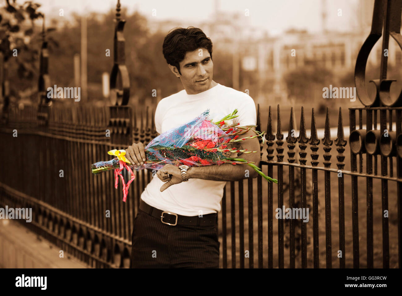 Hombre esperando con un ramo de flores Foto de stock