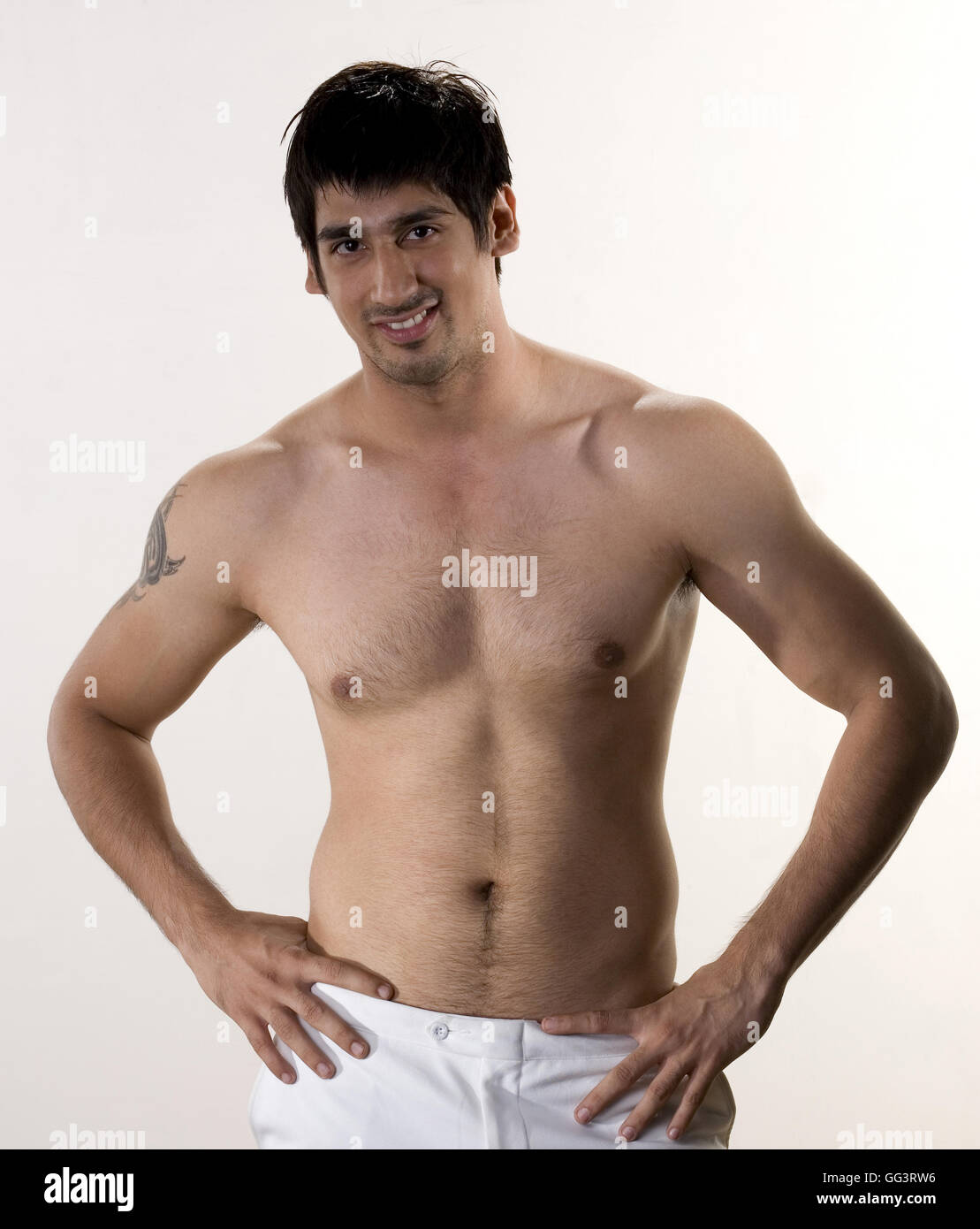 Un hombre sin camisa posando Fotografía de stock - Alamy