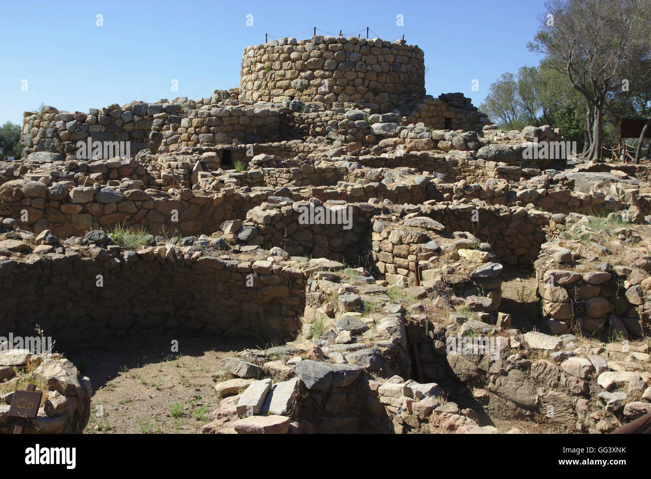 La Prisgiona Nuraghe, asentamiento de la edad de bronce cerca de Arzachena (Cerdeña) Foto de stock