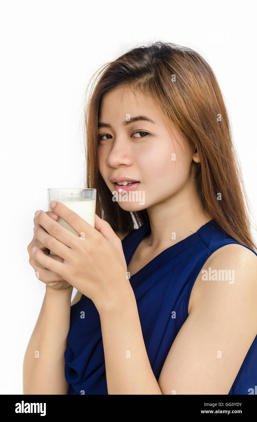 Mujer Asiática Saludable Beber Un Vaso De Leche Sobre Fondo Blanco Fotografía De Stock Alamy 