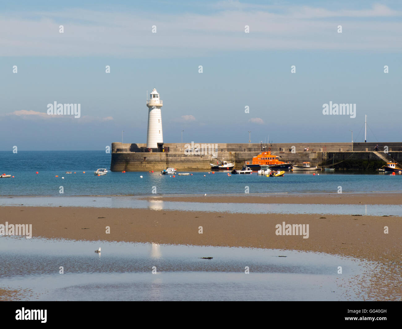 Puerto y faro en Ballywalter Ards Peninsula Irlanda del Norte Foto de stock