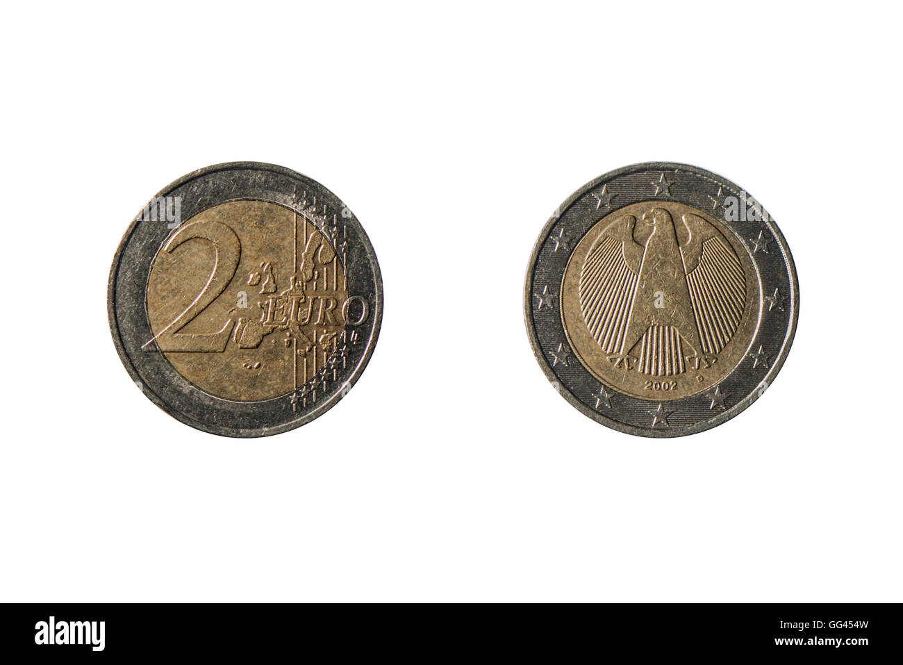 Las dos caras de una moneda de dos euros ampliamente utilizado aislado sobre fondo blanco. Foto de stock