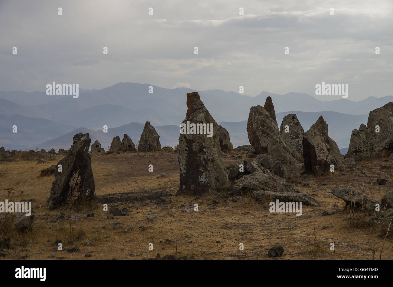 Grandes menhires megalíticos de Zorats Karer (Carahunge) - prehistoria monumento megalítico en Armenia Foto de stock