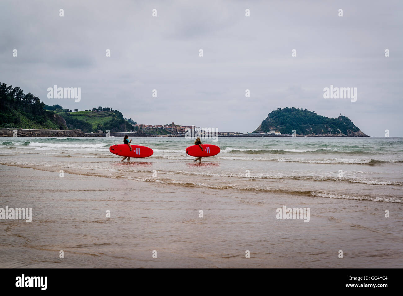 Los surfistas llevar tablas de surf, la playa de Zarautz, País Vasco